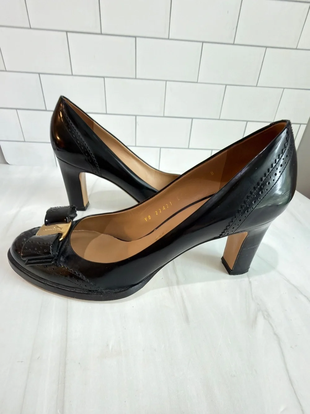 SALVATORE FERRAGAMO VERA STYLE BOW PUMPS WINGTIP BAROQUE DETAILS SIZE 7.5 CAREER